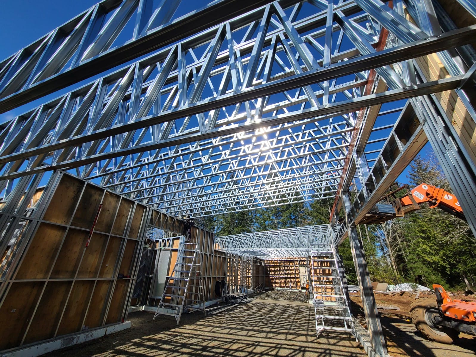 Steel trusses against open sky during Casero home construction